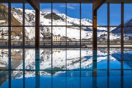 Indoor pool, sun loungers. Radisson Blu Hotel Reussen, Andermatt