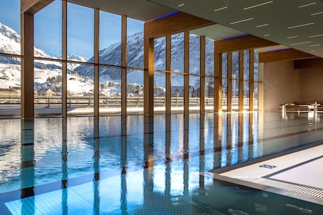 Indoor pool, sun loungers