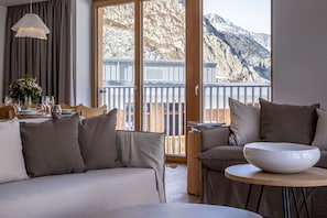 Hypo-allergenic bedding, minibar, in-room safe, soundproofing - Radisson Blu Hotel Reussen, Andermatt (Andermatt)