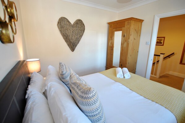 Basic Apartment, 2 Bedrooms | 2 bedrooms, iron/ironing board, travel cot, free WiFi - Garfield House 8 (Windsor)