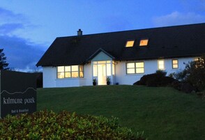 Fachada da propriedade à noite