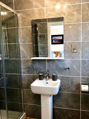 Suite superior | Baño | Regadera, amenidades de baño gratuitas, secadora de cabello, toallas