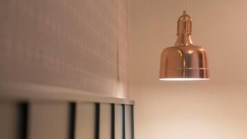 Een hanglamp met een metalen afwerking.