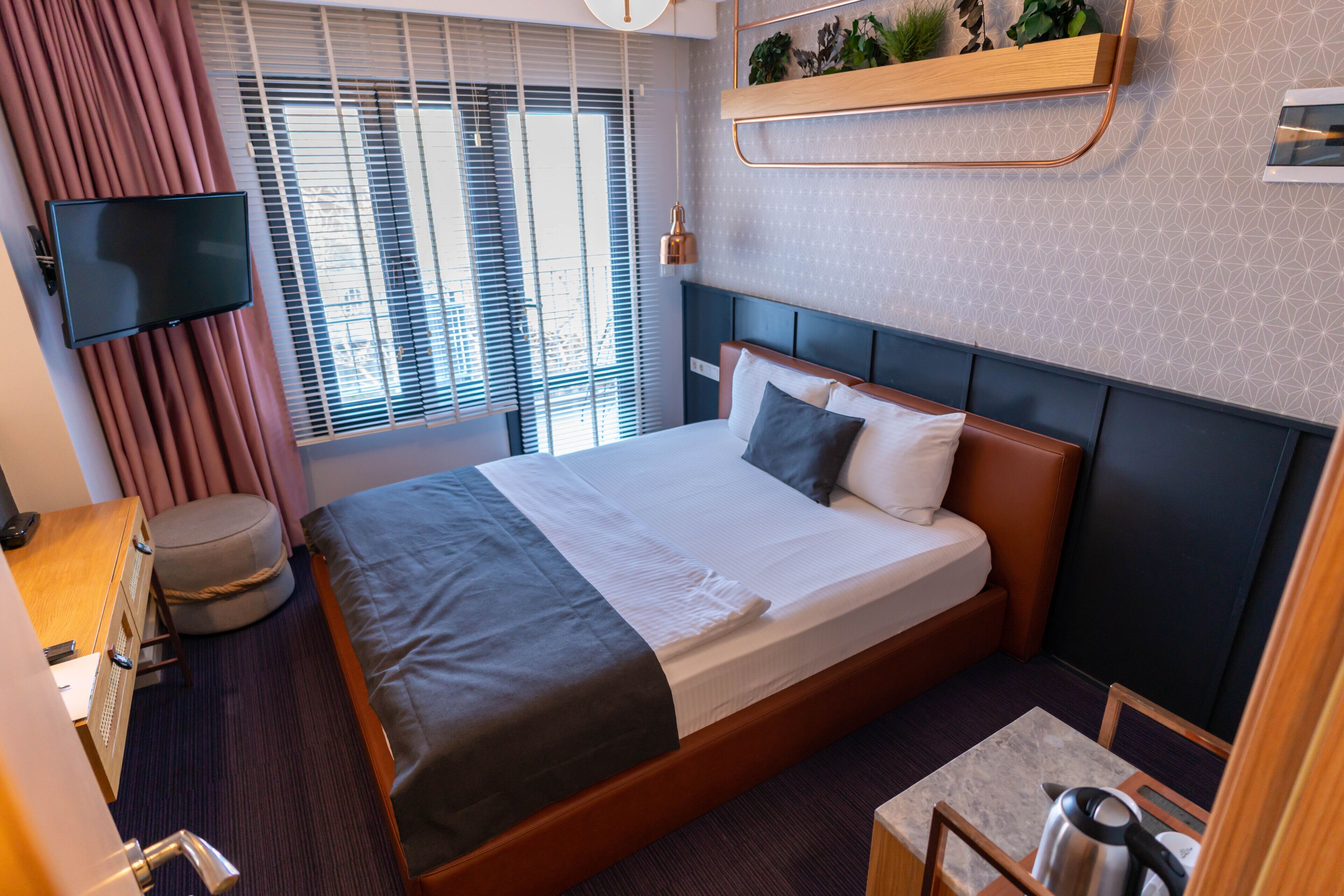 deluxe room | minibar, desk, soundproofing, iron/ironing board