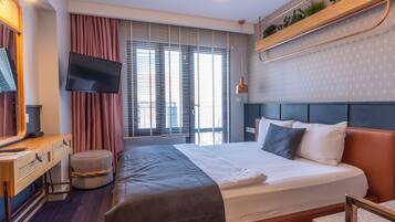 Deluxe Room | Minibar, desk, soundproofing, iron/ironing board