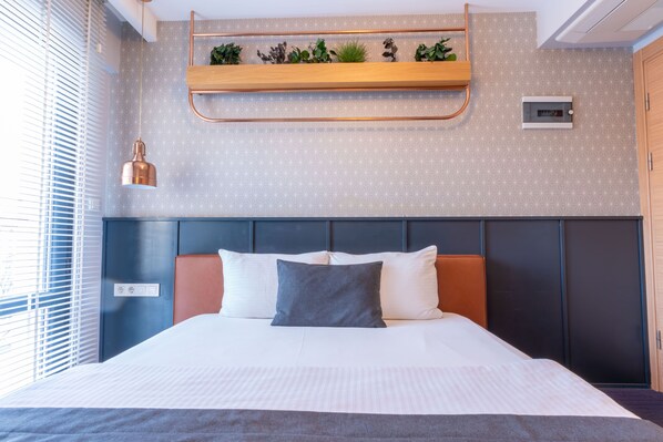 Deluxe Room | Minibar, desk, soundproofing, iron/ironing board