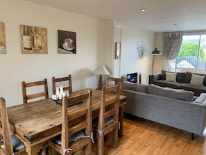 Basic Apartment, 2 Bedrooms | In-room dining - 31b St Leonards Road (Windsor)