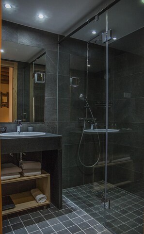 Double Room | Bathroom shower