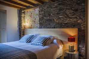 Double Room | In-room safe, desk, blackout curtains, soundproofing - Cal Batlle Casa Rural (La Cortinada)