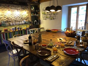 Free daily continental breakfast  - Cal Batlle Casa Rural (La Cortinada)