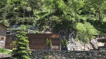 A stone wall with a sign reading "BATTLLE CALIFORNIA."