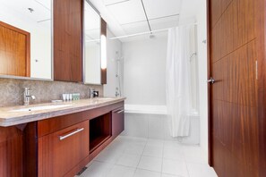 Duschwanne, kostenlose Toilettenartikel, Handtücher