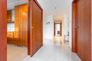 Flat-screen TV - City Nights - Standpoint Tower A (Dubai)