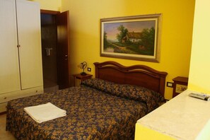 Una scrivania, culle/letti per bambini (gratuiti)