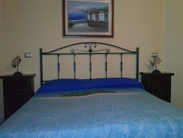 Een bureau, gratis babybedden