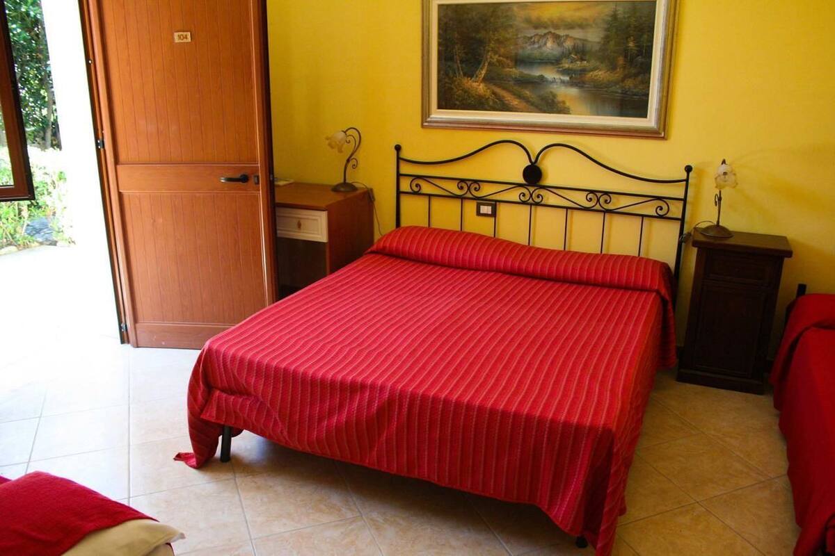 Desk, free cots/infant beds