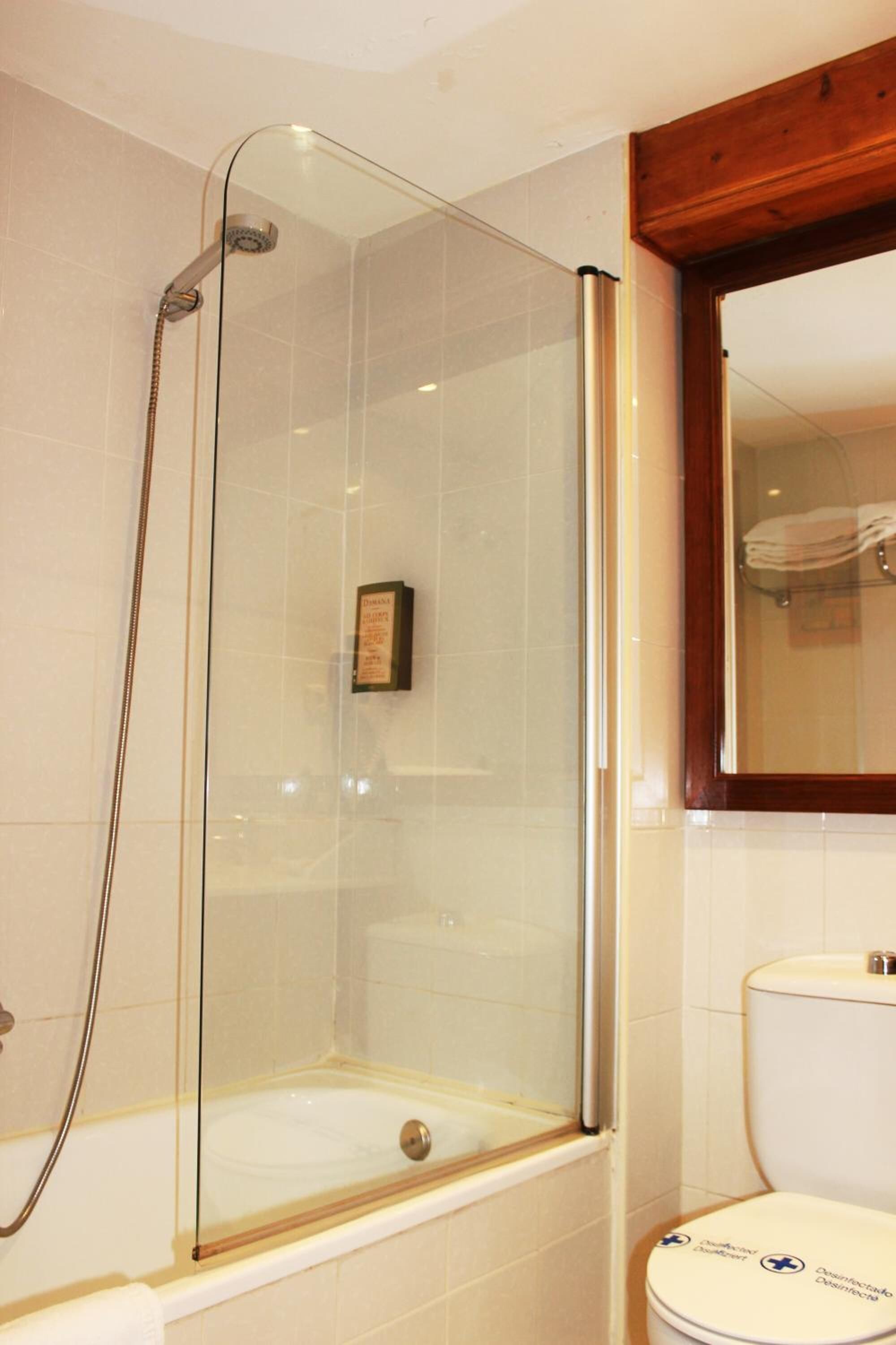 bathtub, deep-soaking bathtub, free toiletries, hair dryer