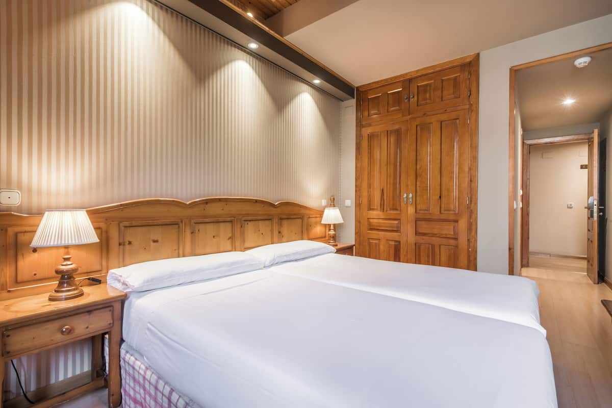 Cortinas blackout, ferros/tábuas de passar roupa, roupa de cama