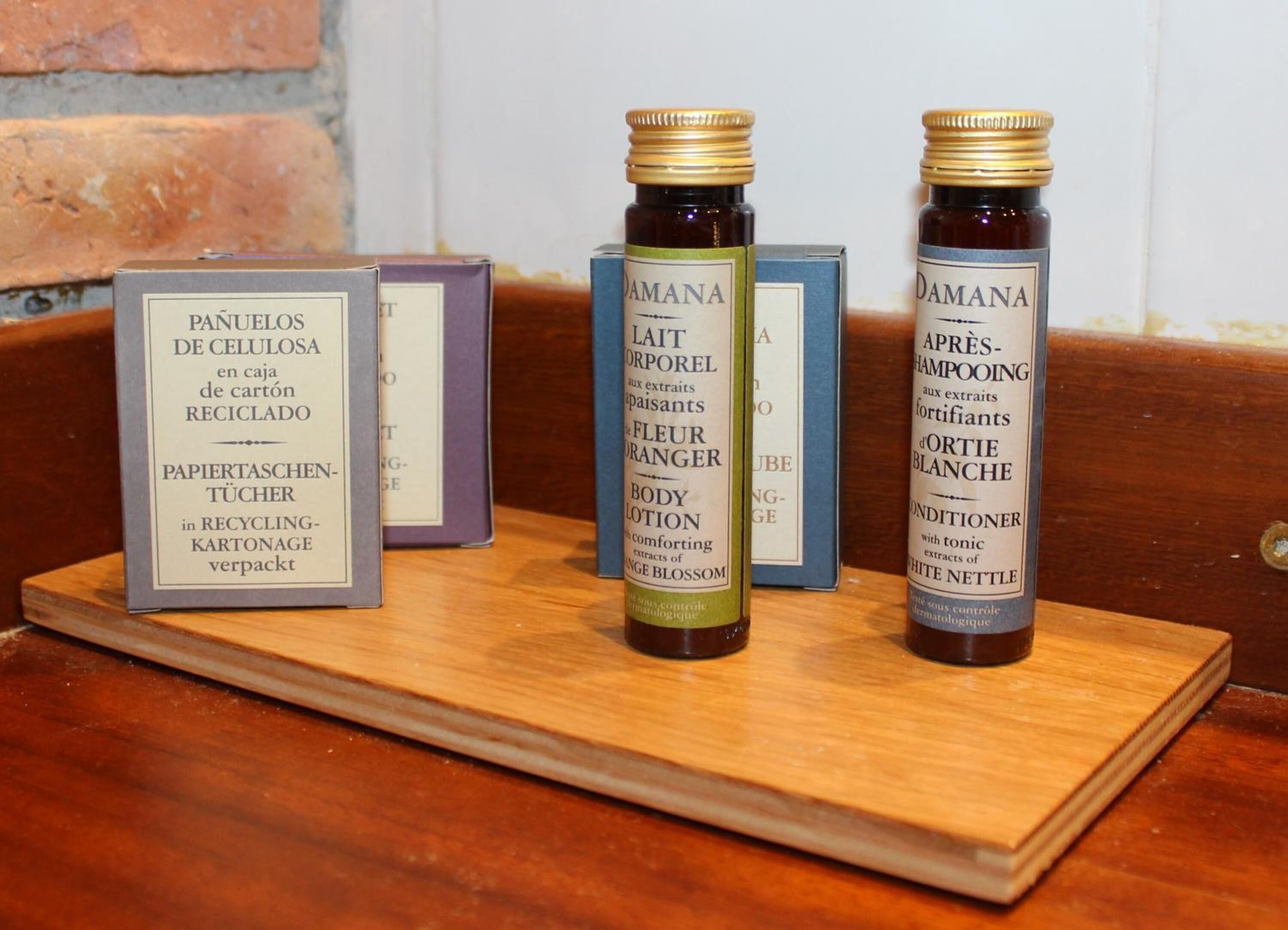 bathtub, deep-soaking bathtub, free toiletries, hair dryer