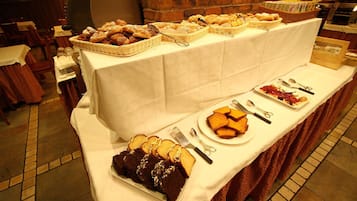 Se ofrece un desayuno bufé (10.00 EUR por persona)