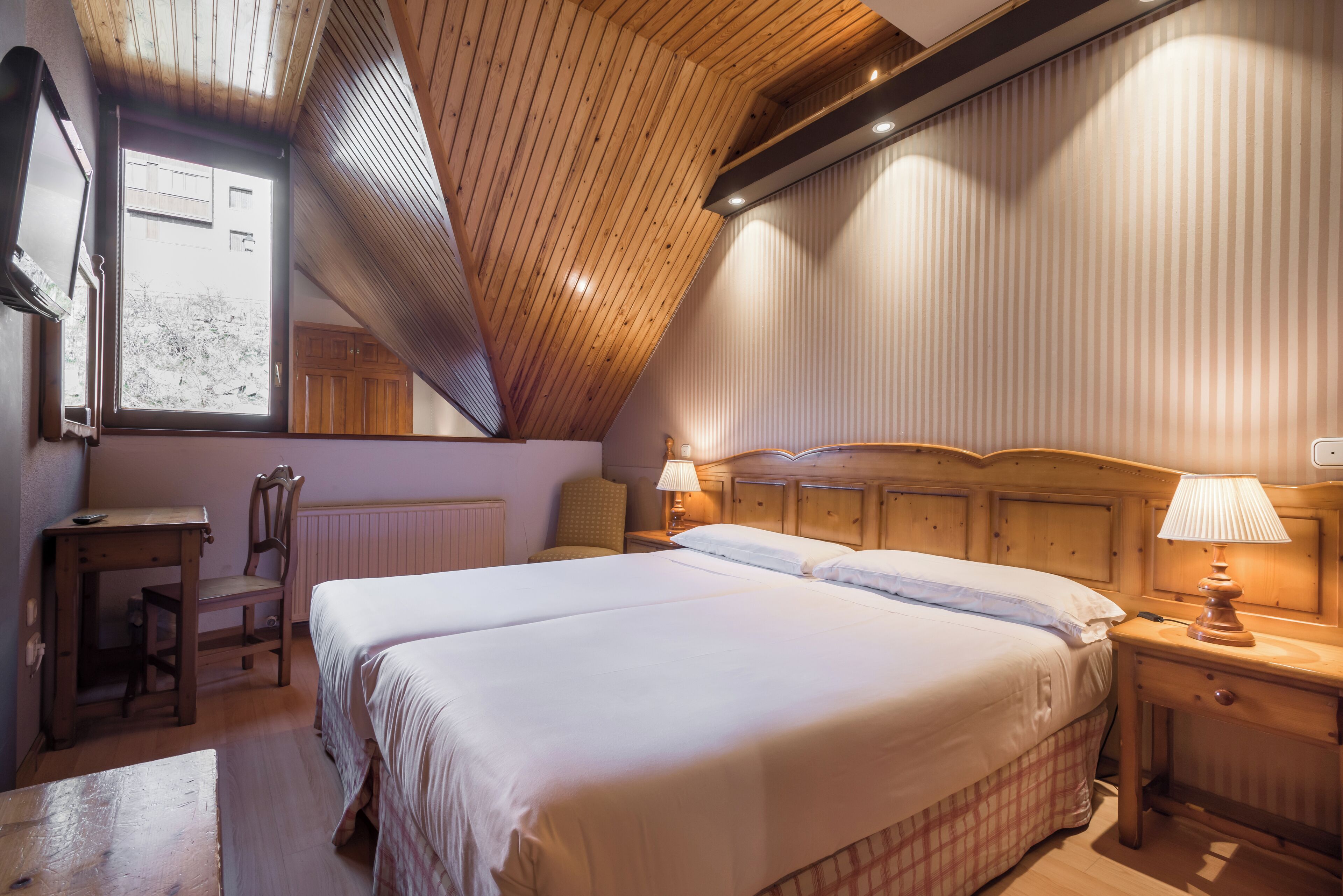 Cortinas blackout, tabla de planchar con plancha y ropa de cama 