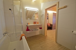 Chalet supérieur ("Flamma" with Private Sauna) | Salle de bain | Articles de toilette (gratuits), séchoir à cheveux, peignoirs