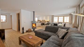 Chalet Superior ("Terra" with Private Sauna ) | Ruang keluarga | TV plasma, perapian, dan pemutar DVD
