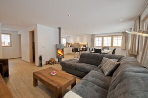 Superior-Chalet ("Terra" with Private Sauna ) | Wohnzimmer | Plasmafernseher, Kamin, DVD-Player