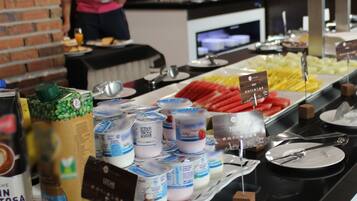 Petit déjeuner buffet (10.00 EUR par personne)