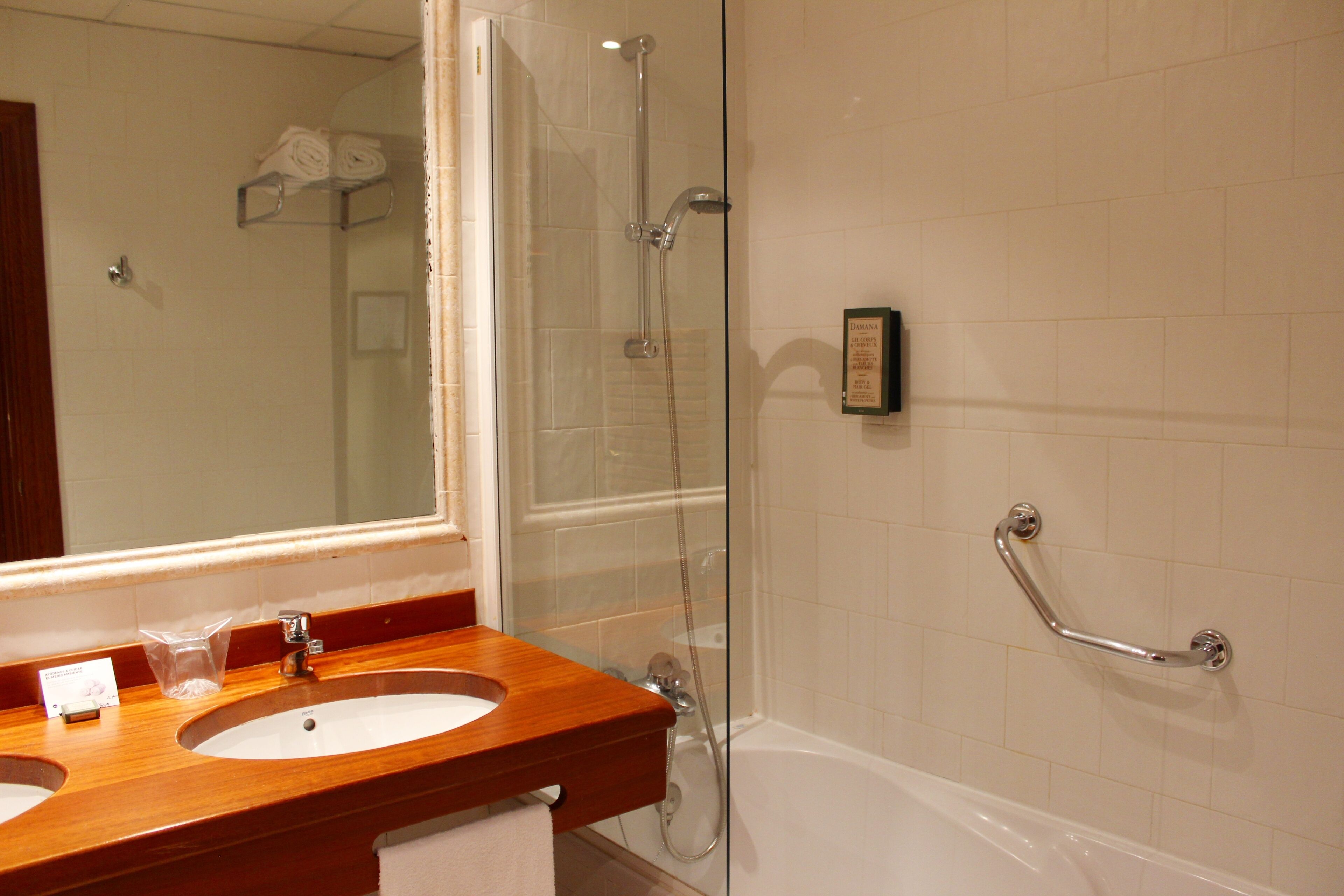 bathtub, deep-soaking bathtub, hair dryer, towels