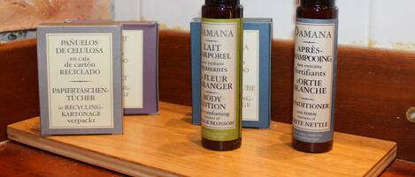 Een bad, een diep bad, een haardroger, handdoeken