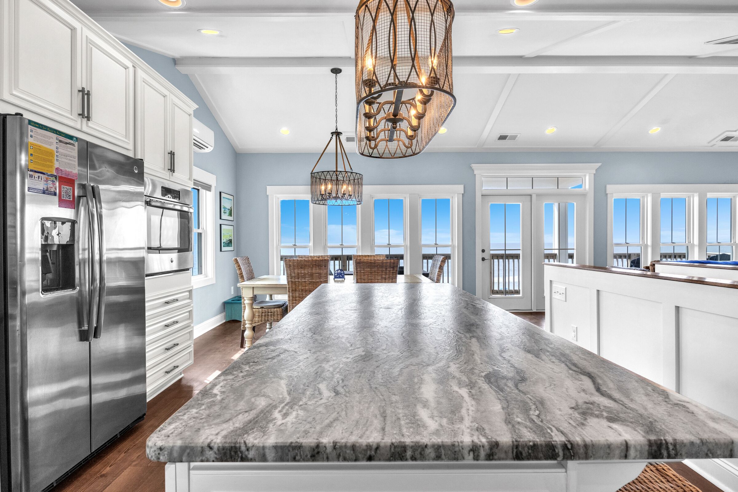 Horno, lavavajillas, cafetera y tetera y utensilios de cocina 