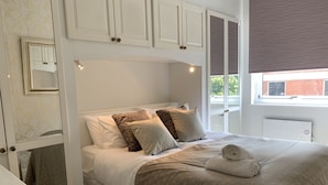 4 The Courtyard | 2 bedrooms, iron/ironing board, cots/infant beds, free WiFi - The Courtyard, Windsor, 2 Beds (Windsor)