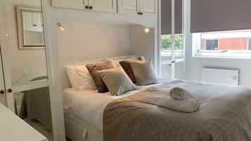 4 The Courtyard | 2 bedrooms, iron/ironing board, cribs/infant beds, free WiFi
