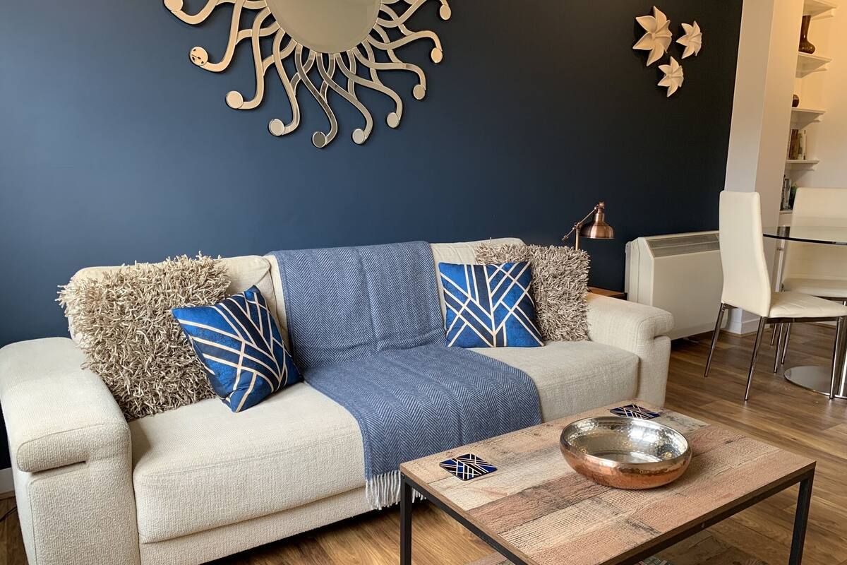 7 The Courtyard | Living area