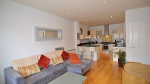 1 The Courtyard | 2 bedrooms, iron/ironing board, cots/infant beds, free WiFi - The Courtyard, Windsor, 2 Beds (Windsor)