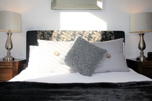 5 The Courtyard | 2 bedrooms, iron/ironing board, cots/infant beds, free WiFi
