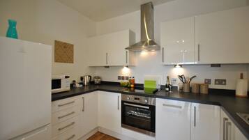 7 The Courtyard | Private kitchen | Fridge, microwave, oven, stovetop