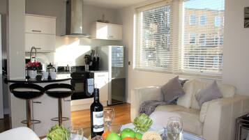 5 The Courtyard | Private kitchen | Fridge, microwave, oven, stovetop