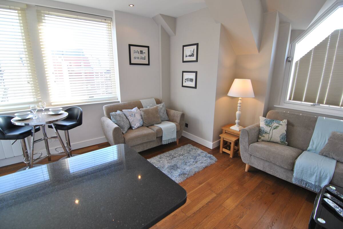 8 The Courtyard | Living area