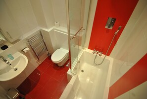 8 The Courtyard | Bathroom | Combined shower/bathtub, free toiletries, hair dryer, towels