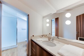 Deluxe Double Room, Private Bathroom (Betulla) | Bathroom | Free toiletries, hair dryer, bathrobes, slippers - Corte Livia Room & Breakfast (Forlì)