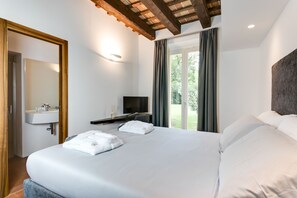 Double Room, Private Bathroom, Ground Floor (Corbezzolo) | Premium bedding, down comforters, individually decorated - Corte Livia Room & Breakfast (Forlì)