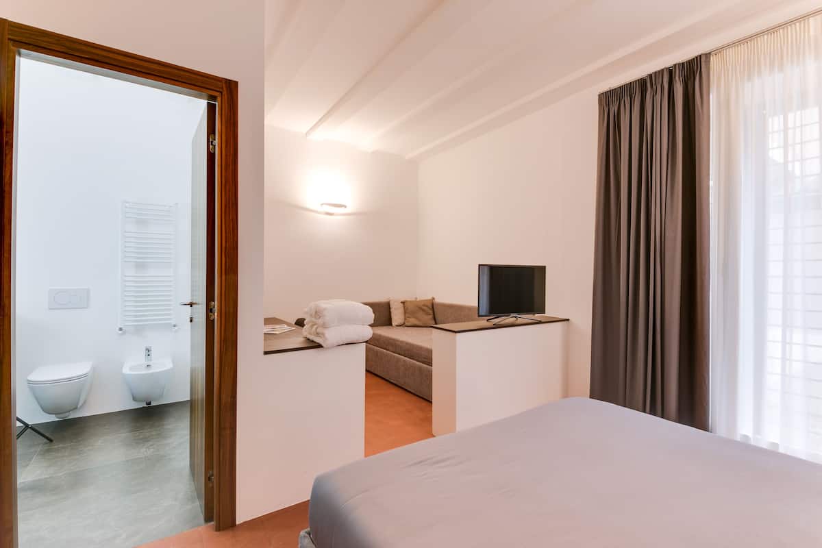 Chambre Triple, salle de bains attenante, rez-de-chaussée (Tamerice x3)