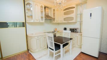 Microwave, cookware/dishes/utensils