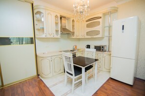 Microwave, cookware/dishes/utensils