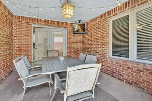 Outdoor dining - Spark Getaways: The Shapiro (Lubbock)