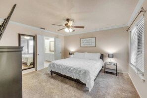 3 bedrooms, iron/ironing board, WiFi, bed sheets - Spark Getaways: The Shapiro (Lubbock)