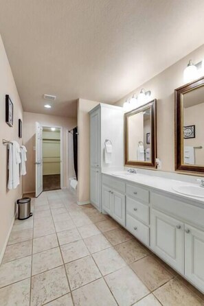 Hair dryer - Spark Getaways: The Shapiro (Lubbock)