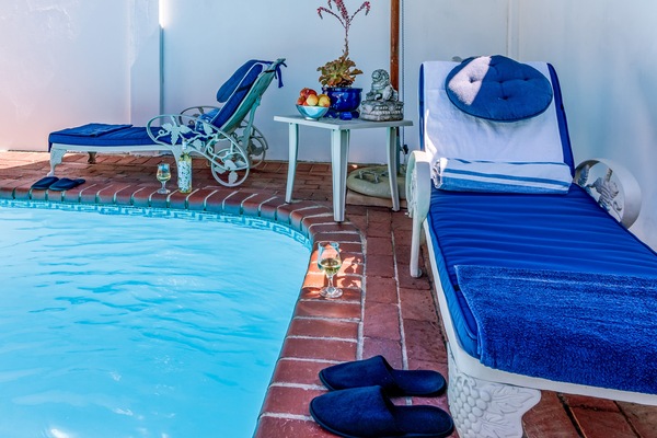 Outdoor pool, pool umbrellas, sun loungers